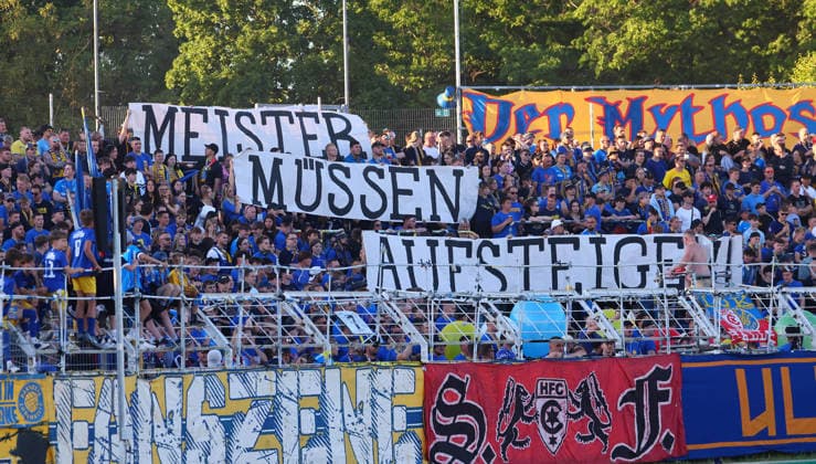 Lok Leipzig - Wuerzburg Aufstiegsspiel 3.Liga Leipzig, 28.05.2026, Bruno-Plache-Stadion,Fußball, HIN Aufstiegsspiel zur 3. Liga , 1. FC LOK LEIPZIG vs. FWK WÜRZBURGER KICKERS , Im Bild: Fans von Lok Leipzig für die Regionalligareform. MEISTER MÜSSEN AUFSTEIGEN. ,