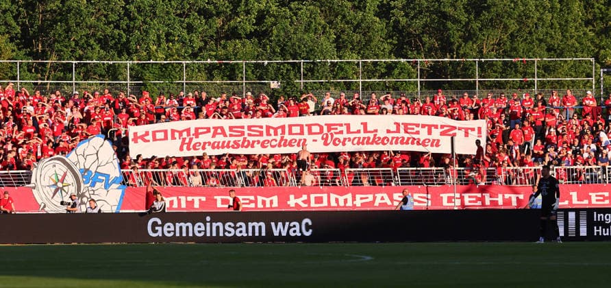 Lok Leipzig - Wuerzburg Aufstiegsspiel 3.Liga Leipzig, 28.05.2026, Bruno-Plache-Stadion,Fußball, HIN Aufstiegsspiel zur 3. Liga , 1. FC LOK LEIPZIG vs. FWK WÜRZBURGER KICKERS , Im Bild: Fans der Würzburger Kicker für die Regionalligareform, für das Kompassmodel. ,