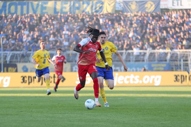 Relegationsspiel um Aufstieg in 3. Liga: 1. FC Lok Leipzig vs. Würzburger Kickers, 28.05.2026 Cherif Cisse (11, Würzburger Kickers) wird beim Konter von Alexander Siebeck (14, Lok Leipzig) verfolgt. Fußball, Regionalliga Nordost und Bayern, Saison 2025 2026, Hinspiel der Relegation um den Aufstieg in die 3. Liga: 1. FC Lok Leipzig vs. FC Würzburger Kickers am 28.05.2026 im Bruno-Plache-Stadion, Leipzig. DFL REGULATIONS PROHIBIT ANY USE OF PHOTOGRAPHS AS IMAGE SEQUENCES AND OR QUASI-VIDEO. Copyright: xBEAUTIFULxSPORTS JanxKaeferx