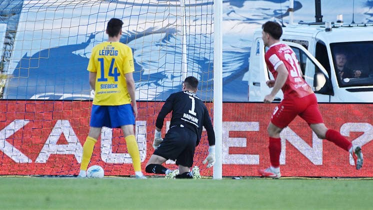Fußball-Regionalliga Saison 2025 2026, Aufstiegsspiele zur 3. Liga, Hinspiel, 1. FC Lokomotive Leipzig gegen Würzburger Kickers (28.05.2026) Tor Würzburger Kickers beim Spiel Lok Leipzig gegen Würzburg (28.05.2026) durch Torschütze Liam Omore (Abwehr Würzburg, Rückennummer 17) (nicht m Bilkd). Andreas Naumann (Torwart Lok Leipzig, Rückennummer 1) und Alexander Siebeck (Mittelfeld Lok Leipzig, Rückennummer 14) frustriert, Tim Kraus (Mittelfeld Würzburg, Rückennummer 31) jubelt. Leipzig Sachsen Deutschland Bruno-Plache-Stadion