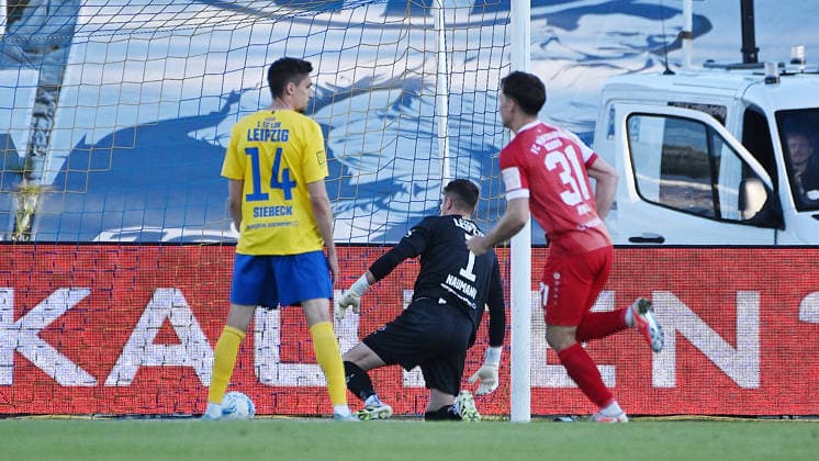 Fußball-Regionalliga Saison 2025 2026, Aufstiegsspiele zur 3. Liga, Hinspiel, 1. FC Lokomotive Leipzig gegen Würzburger Kickers (28.05.2026) Tor Würzburger Kickers beim Spiel Lok Leipzig gegen Würzburg (28.05.2026) durch Torschütze Liam Omore (Abwehr Würzburg, Rückennummer 17) (nicht m Bilkd). Andreas Naumann (Torwart Lok Leipzig, Rückennummer 1) und Alexander Siebeck (Mittelfeld Lok Leipzig, Rückennummer 14) frustriert, Tim Kraus (Mittelfeld Würzburg, Rückennummer 31) jubelt. Leipzig Sachsen Deutschland Bruno-Plache-Stadion