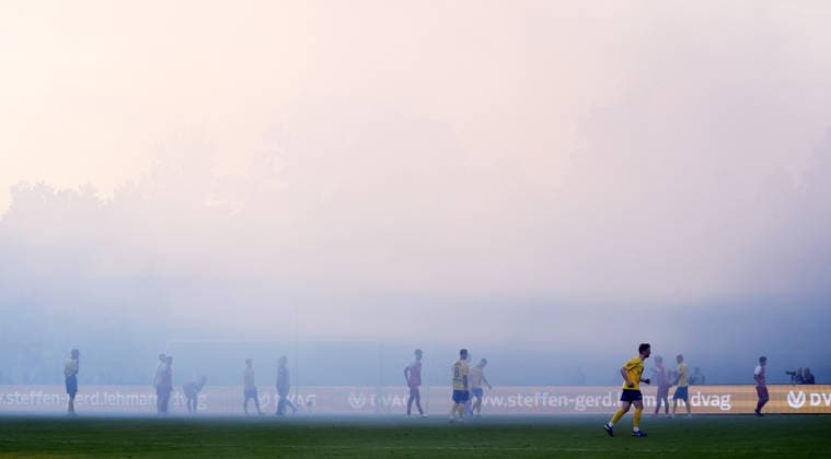 Leipzig, 28.05.2026, Bruno-Plache-Stadion, Fußball, Aufstiegspiele um den Aufstieg zut 3.Liga , Hinspiel , 1.FC Lokomotive Leipzig vs. Würzburger Kickers , Im Bild; Fans von Lokomotive Leipzig zünden Pyrotechnik in ihrem Fanblock. Schiedsrichter Lars Erbst unter5bricht die Partie für einige MInuten. , Nur zur redaktionellen Nutzung. Only editorial use! NOFV DFB regulations prohibit any use of photographs as image sequences and or quasi-video. ,