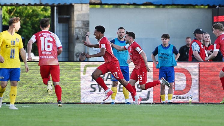 Fußball-Regionalliga Saison 2025 2026, Aufstiegsspiele zur 3. Liga, Hinspiel, 1. FC Lokomotive Leipzig gegen Würzburger Kickers (28.05.2026) Tor Würzburger Kickers beim Spiel Lok Leipzig gegen Würzburg (28.05.2026) durch Torschütze Liam Omore (Abwehr Würzburg, Rückennummer 17) (Mitte). Omore jubelt mit Teamkollegen. Leipzig Sachsen Deutschland Bruno-Plache-Stadion