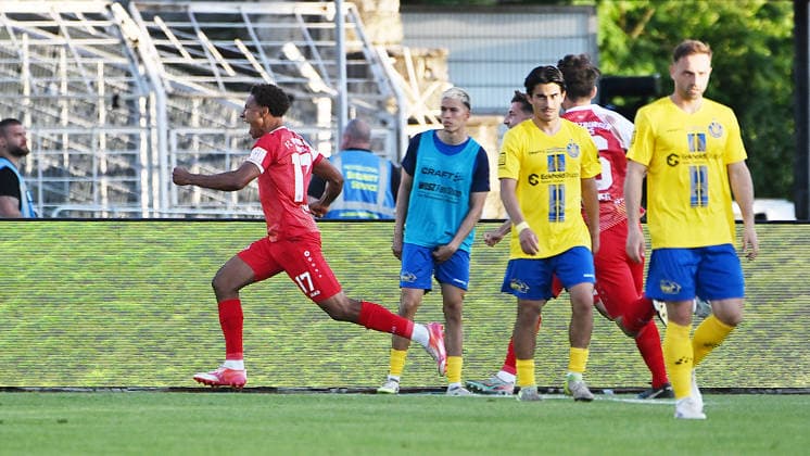 Fußball-Regionalliga Saison 2025 2026, Aufstiegsspiele zur 3. Liga, Hinspiel, 1. FC Lokomotive Leipzig gegen Würzburger Kickers (28.05.2026) Tor Würzburger Kickers beim Spiel Lok Leipzig gegen Würzburg (28.05.2026) durch Torschütze Liam Omore (Abwehr Würzburg, Rückennummer 17) (Mitte li.). Omore jubelt mit Teamkollegen. Leipzig Sachsen Deutschland Bruno-Plache-Stadion