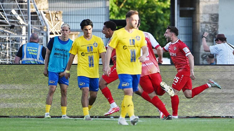Fußball-Regionalliga Saison 2025 2026, Aufstiegsspiele zur 3. Liga, Hinspiel, 1. FC Lokomotive Leipzig gegen Würzburger Kickers (28.05.2026) Tor Würzburger Kickers beim Spiel Lok Leipzig gegen Würzburg (28.05.2026) durch Torschütze Liam Omore (Abwehr Würzburg, Rückennummer 17) (Mitte). Omore jubelt mit Teamkollegen. Eren Öztürk (Mittelfeld Lok Leipzig, Rückennummer 30) und Tobias Dombrowa (Abwehr Lok Leipzig, Rückennummer 34) enttäuscht. Leipzig Sachsen Deutschland Bruno-Plache-Stadion
