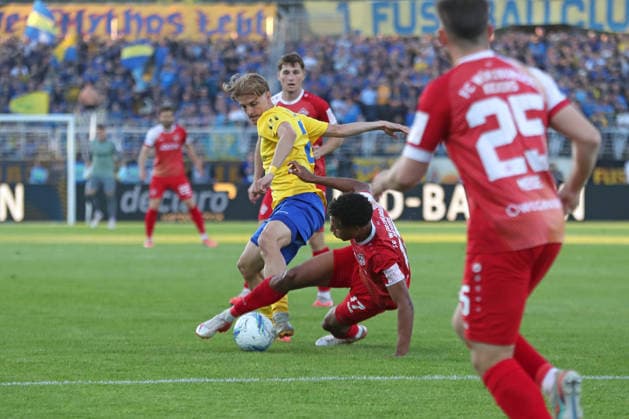 Relegationsspiel um Aufstieg in 3. Liga: 1. FC Lok Leipzig vs. Würzburger Kickers, 28.05.2026 Christoph Maier (21, Lok Leipzig) gegen den am Boden liegenden Liam Omore (17, Würzburger Kickers). Fußball, Regionalliga Nordost und Bayern, Saison 2025 2026, Hinspiel der Relegation um den Aufstieg in die 3. Liga: 1. FC Lok Leipzig vs. FC Würzburger Kickers am 28.05.2026 im Bruno-Plache-Stadion, Leipzig. DFL REGULATIONS PROHIBIT ANY USE OF PHOTOGRAPHS AS IMAGE SEQUENCES AND OR QUASI-VIDEO. Copyright: xBEAUTIFULxSPORTS JanxKaeferx