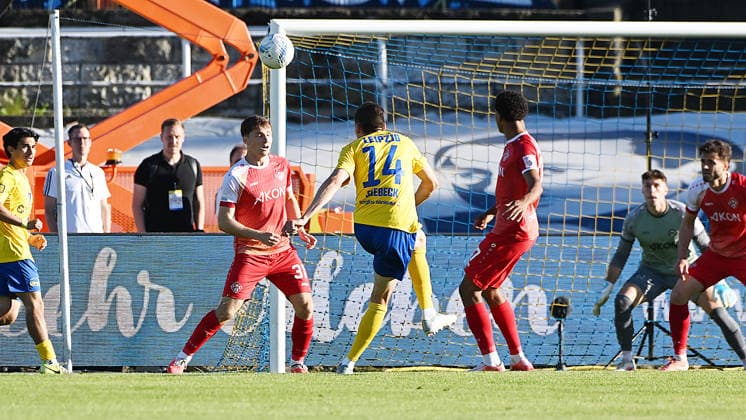 Fußball-Regionalliga Saison 2025 2026, Aufstiegsspiele zur 3. Liga, Hinspiel, 1. FC Lokomotive Leipzig gegen Würzburger Kickers (28.05.2026) Torschuss Alexander Siebeck (Mittelfeld Lok Leipzig, Rückennummer 14) auf das Tor von Johann Hipper (Tormann Torwart Würzburg, Rückennummer 1) beim Spiel Lok Leipzig gegen Würzburg (28.05.2026) Leipzig Sachsen Deutschland Bruno-Plache-Stadion