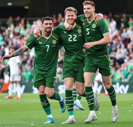 International Friendly, Länderspiel, Nationalmannschaft Aviva Stadium, Dublin 28 5 2026 Republic of Ireland vs Qatar Ireland™s Nathan Collins celebrates scoring his sides first goal with Troy Parrott and Jake O Brien Nathan Collins celebrates scoring his sides first goal with Troy Parrott and Jake O Brien 28 5 2026  Copyright: x INPHO RyanxByrnex RB2_8081