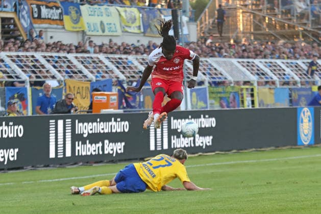 Relegationsspiel um Aufstieg in 3. Liga: 1. FC Lok Leipzig vs. Würzburger Kickers, 28.05.2026 Cherif Cisse (11, Würzburger Kickers) überspringt David Grözinger (27, Lok Leipzig). Fußball, Regionalliga Nordost und Bayern, Saison 2025 2026, Hinspiel der Relegation um den Aufstieg in die 3. Liga: 1. FC Lok Leipzig vs. FC Würzburger Kickers am 28.05.2026 im Bruno-Plache-Stadion, Leipzig. DFL REGULATIONS PROHIBIT ANY USE OF PHOTOGRAPHS AS IMAGE SEQUENCES AND OR QUASI-VIDEO. Copyright: xBEAUTIFULxSPORTS JanxKaeferx