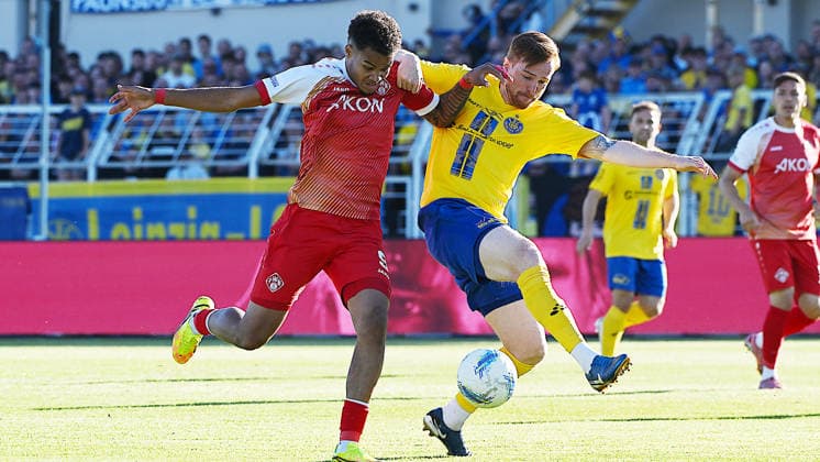 Fußball-Regionalliga Saison 2025 2026, Aufstiegsspiele zur 3. Liga, Hinspiel, 1. FC Lokomotive Leipzig gegen Würzburger Kickers (28.05.2026) Zweikampf um den Ball zwischen Jermain Nischalke (Angriff Sturm Würzburg, Rückennummer 9) (li.) und Lukas Wilton (Abwehr Lok Leipzig, Rückennummer 5) (re.) beim Spiel Lok Leipzig gegen Würzburg (28.05.2026) Leipzig Sachsen Deutschland Bruno-Plache-Stadion