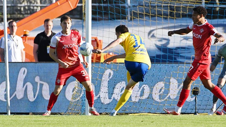 Fußball-Regionalliga Saison 2025 2026, Aufstiegsspiele zur 3. Liga, Hinspiel, 1. FC Lokomotive Leipzig gegen Würzburger Kickers (28.05.2026) Torschuss Alexander Siebeck (Mittelfeld Lok Leipzig, Rückennummer 14) auf das Tor von Johann Hipper (Tormann Torwart Würzburg, Rückennummer 1) beim Spiel Lok Leipzig gegen Würzburg (28.05.2026) Leipzig Sachsen Deutschland Bruno-Plache-Stadion