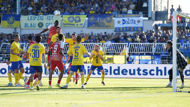 Fußball-Regionalliga Saison 2025 2026, Aufstiegsspiele zur 3. Liga, Hinspiel, 1. FC Lokomotive Leipzig gegen Würzburger Kickers (28.05.2026) Kopfball Tarsis Bonga (Angriff Sturm Würzburg, Rückennummer 30) (Mitte) beim Spiel Lok Leipzig gegen Würzburg (28.05.2026). m Tor wartet Andreas Naumann (Torwart Lok Leipzig, Rückennummer 1) . Leipzig Sachsen Deutschland Bruno-Plache-Stadion