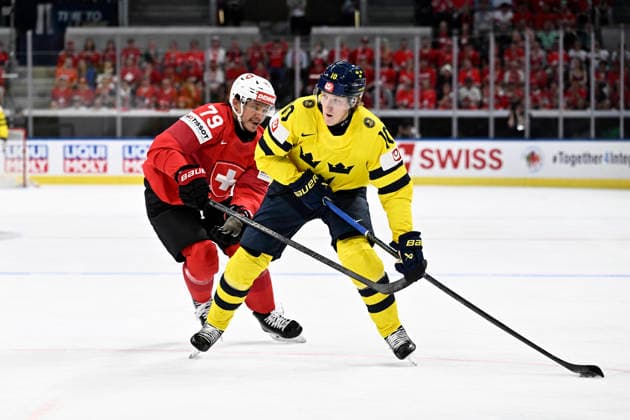 LKS 20260528 Simon Holmström (R) of Sweden vies the puck with Calvin Thurkauf of Switzerland during the 2026 IIHF Ice hockey, Eishockey World Championships quarterfinal match between Switzerland and Sweden in Zurich on May 28, 2026. - RONI REKOMAA Zürich Switzerland vTcRyNavUG4  Copyright: xRonixRekomaax vTcRyNavUG4
