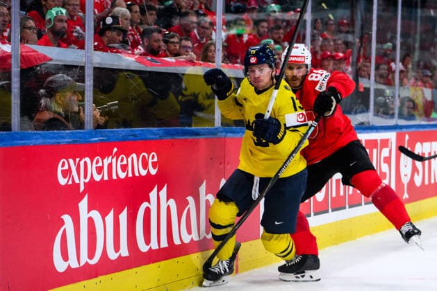 260528 Lucas Raymond of Sweden and Christoph Bertschy of Switzerland during the 2026 IIHF Ice hockey, Eishockey World Championship, WM, Weltmeisterschaft quarterfinal match between Switzerland and Sweden on May 28, 2026 in Zürich. Photo: Jesper Zerman BILDBYRAN kod JZ JZ0733 ishockey ice hockey ishockey-vm 2026 vm 2026 iihf world championship kvartsfinal quarterfinal quarterfinals switzerland schweiz sverige sweden bbeng Copyright: JESPERxZERMAN BB260528JZ126