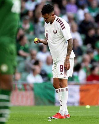 International Friendly, Länderspiel, Nationalmannschaft Aviva Stadium, Dublin 28 5 2026 Republic of Ireland vs Qatar Qatar™s Edmilson Junior inspects a tennis ball thrown on the pitch in protest by fans Edmilson Junior inspects a tennis ball thrown on the pitch in protest by fans 28 5 2026  Copyright: x INPHO LaszloxGeczox LG_28-05-2026_009424