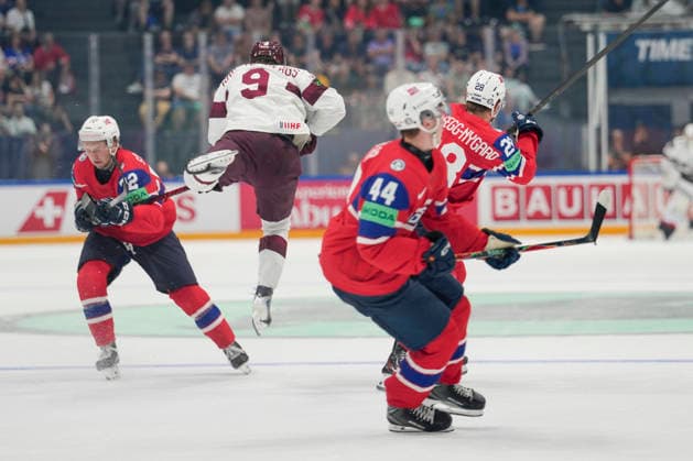 FRIBOURG, SWITZERLAND - MAY 28: Renars Krastenbergs of Latvia 2nd L) received an open ice from Michael Brandsegg-nygard of Norway R) during the 2026 IIHF Ice hockey, Eishockey World Championship, WM, Weltmeisterschaft Switzerland game between Norway and Latvia at BCF Arena on May 28, 2026 in Fribourg, Fribourg. Fribourg BCF Arena Fribourg Switzerland Copyright: xJustPictures.ch JarixPestelaccix jp-en-EuSpIm-JP6_JAR_Norway_Latvia_28May2026_00017