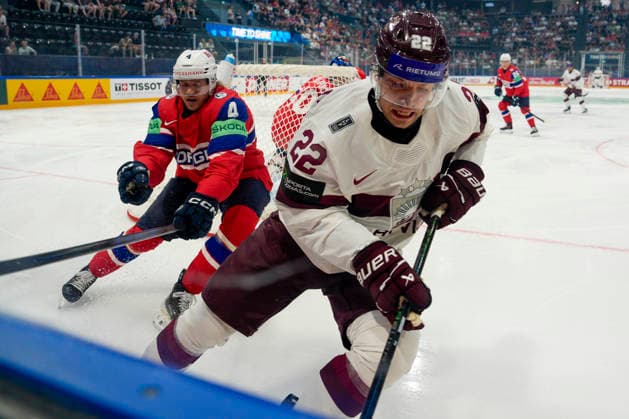 FRIBOURG, SWITZERLAND - MAY 28: Johannes Johannesen of Norway L) against Toms Andersons of Latvia R) during the 2026 IIHF Ice hockey, Eishockey World Championship, WM, Weltmeisterschaft Switzerland game between Norway and Latvia at BCF Arena on May 28, 2026 in Fribourg, Fribourg. Fribourg BCF Arena Fribourg Switzerland Copyright: xJustPictures.ch JarixPestelaccix jp-en-EuSpIm-JP6_JAR_Norway_Latvia_28May2026_00026