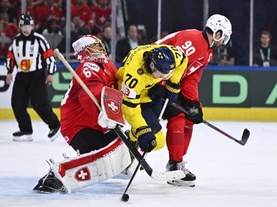 ZÜRICH, SCHWEIZ 20260528 Sveriges Oscar Sundqvist klämd mellan Schweiz malvakt Leonardo Genoni och Roman Josi under torsdagens kvartsfinal i ishockey-VM mellan Schweiz och Sverige pa Swiss Life Arena i Zürich, Schweiz.