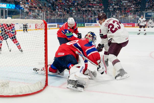FRIBOURG, SWITZERLAND - MAY 28: goalkeeper Henrik Haukeland of Norway saves on Sandis Vilmanis of Latvia R) during the 2026 IIHF Ice hockey, Eishockey World Championship, WM, Weltmeisterschaft Switzerland game between Norway and Latvia at BCF Arena on May 28, 2026 in Fribourg, Fribourg. Fribourg BCF Arena Fribourg Switzerland Copyright: xJustPictures.ch JarixPestelaccix jp-en-EuSpIm-JP6_JAR_Norway_Latvia_28May2026_00047