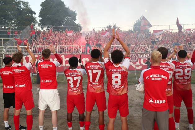 Relegationsspiel um Aufstieg in 3. Liga: 1. FC Lok Leipzig vs. Würzburger Kickers, 28.05.2026 Das Team der Würzburger Kickers feiert den Sieg vor dem Fanblock. Fußball, Regionalliga Nordost und Bayern, Saison 2025 2026, Hinspiel der Relegation um den Aufstieg in die 3. Liga: 1. FC Lok Leipzig vs. FC Würzburger Kickers am 28.05.2026 im Bruno-Plache-Stadion, Leipzig. DFL REGULATIONS PROHIBIT ANY USE OF PHOTOGRAPHS AS IMAGE SEQUENCES AND OR QUASI-VIDEO. Copyright: xBEAUTIFULxSPORTS JanxKaeferx