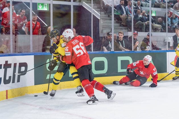 28 05 2026, Zurich, Swiss Life Arena, Ice hockey, Eishockey World Championships: Switzerland - Sweden, 13 Lucas Raymond (Sweden), 56 Tim Berni (Switzerland) Zurich Swiss Life Arena Zurich Switzerland Copyright: xJustPictures.ch StefanxEmchx jp-de-StEm-DSC0043520260528