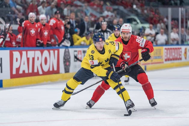 28 05 2026, Zurich, Swiss Life Arena, Ice hockey, Eishockey World Championships: Switzerland - Sweden, 13 Lucas Raymond (Sweden), 88 Christoph Bertschy (Switzerland) Zurich Swiss Life Arena Zurich Switzerland Copyright: xJustPictures.ch StefanxEmchx jp-de-StEm-DSC0051420260528