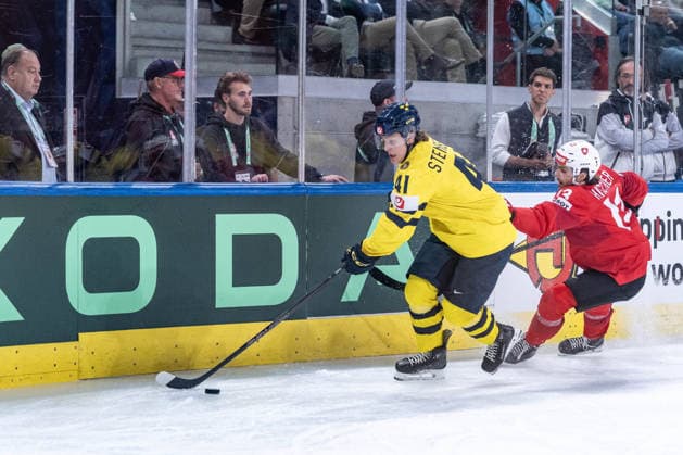 28 05 2026, Zurich, Swiss Life Arena, Ice hockey, Eishockey World Championships: Switzerland - Sweden, 41 Ivar Stenberg (Sweden), 13 Nico Hischier (Switzerland) Zurich Swiss Life Arena Zurich Switzerland Copyright: xJustPictures.ch StefanxEmchx jp-de-StEm-DSC0364120260528