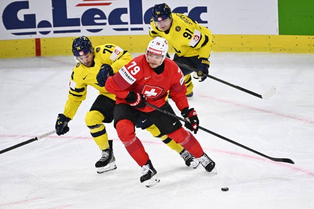 ZÜRICH, SCHWEIZ 20260528 Sveriges Rasmus Asplund och Schweiz Calvin Thürkauf under torsdagens kvartsfinal i ishockey-VM mellan Schweiz och Sverige pa Swiss Life Arena i Zürich, Schweiz.