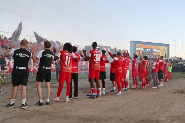 Relegationsspiel um Aufstieg in 3. Liga: 1. FC Lok Leipzig vs. Würzburger Kickers, 28.05.2026 Die Mannschaft der Würzburger Kickers feiert vor dem Fanblock, im Hintergrund zeigt die Anzeigetafel den Endstand von 0:1. Fußball, Regionalliga Nordost und Bayern, Saison 2025 2026, Hinspiel der Relegation um den Aufstieg in die 3. Liga: 1. FC Lok Leipzig vs. FC Würzburger Kickers am 28.05.2026 im Bruno-Plache-Stadion, Leipzig. DFL REGULATIONS PROHIBIT ANY USE OF PHOTOGRAPHS AS IMAGE SEQUENCES AND OR QUASI-VIDEO. Copyright: xBEAUTIFULxSPORTS JanxKaeferx