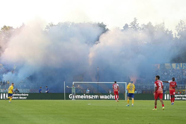 Relegationsspiel um Aufstieg in 3. Liga: 1. FC Lok Leipzig vs. Würzburger Kickers, 28.05.2026 Pyro-Rauchschwaden aus dem Fanblock von Lok Leipzig. Fußball, Regionalliga Nordost und Bayern, Saison 2025 2026, Hinspiel der Relegation um den Aufstieg in die 3. Liga: 1. FC Lok Leipzig vs. FC Würzburger Kickers am 28.05.2026 im Bruno-Plache-Stadion, Leipzig. DFL REGULATIONS PROHIBIT ANY USE OF PHOTOGRAPHS AS IMAGE SEQUENCES AND OR QUASI-VIDEO. Copyright: xBEAUTIFULxSPORTS JanxKaeferx