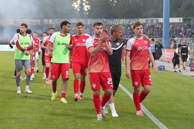 Relegationsspiel um Aufstieg in 3. Liga: 1. FC Lok Leipzig vs. Würzburger Kickers, 28.05.2026 Dominik Meisel (25, Würzburger Kickers) und sein Team auf dem Weg zu den Fans. Fußball, Regionalliga Nordost und Bayern, Saison 2025 2026, Hinspiel der Relegation um den Aufstieg in die 3. Liga: 1. FC Lok Leipzig vs. FC Würzburger Kickers am 28.05.2026 im Bruno-Plache-Stadion, Leipzig. DFL REGULATIONS PROHIBIT ANY USE OF PHOTOGRAPHS AS IMAGE SEQUENCES AND OR QUASI-VIDEO. Copyright: xBEAUTIFULxSPORTS JanxKaeferx