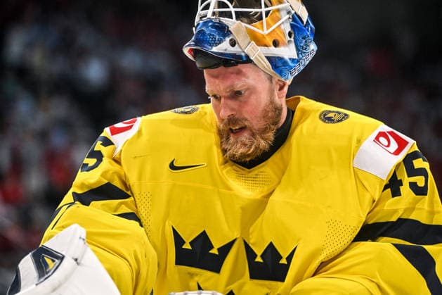 ZURICH, SWITZERLAND - MAY 28: goalkeeper Magnus Hellberg of Sweden takes a break during the 2026 IIHF Ice hockey, Eishockey World Championship, WM, Weltmeisterschaft Switzerland game between Switzerland and Sweden at Swiss Life Arena on May 28, 2026 in Zurich, Zurich. Zurich Swiss Life Arena Zurich Switzerland *** ZURICH, SWITZERLAND MAY 28 goalkeeper Magnus Hellberg of Sweden takes a break during the 2026 IIHF Ice Hockey World Championship Switzerland game between Switzerland and Sweden at Swiss Life Arena on May 28, 2026 in Zurich, Zurich Zurich Swiss Life Arena Zurich Switzerland Copyright: xJustPictures.ch AndreaxBrancax jp-en-EuSpIm-JP7_ANB_FinCze_28052026_2337