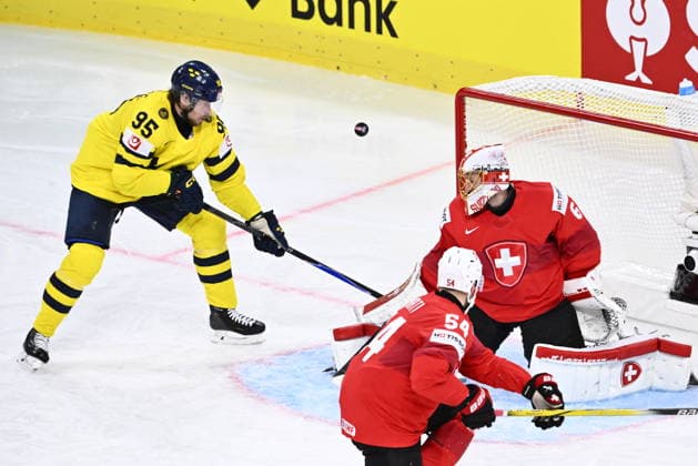ZÜRICH, SCHWEIZ 20260528 Sveriges Jacob de la Rose och Schweiz malvakt Leonardo Genoni under torsdagens kvartsfinal i ishockey-VM mellan Schweiz och Sverige pa Swiss Life Arena i Zürich, Schweiz.