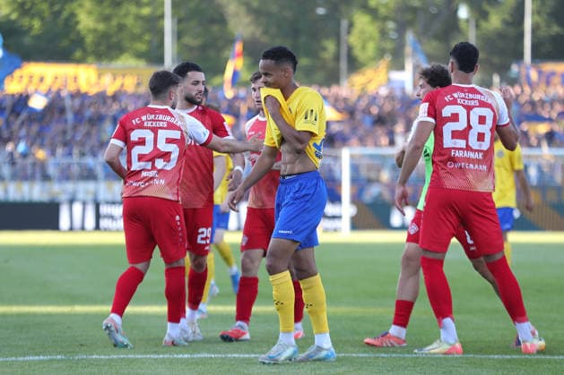 Relegationsspiel um Aufstieg in 3. Liga: 1. FC Lok Leipzig vs. Würzburger Kickers, 28.05.2026 Ayodele Adetula (11, Lok Leipzig) wischt sich mit dem Trikot den Schweiß aus dem Gesicht. Fußball, Regionalliga Nordost und Bayern, Saison 2025 2026, Hinspiel der Relegation um den Aufstieg in die 3. Liga: 1. FC Lok Leipzig vs. FC Würzburger Kickers am 28.05.2026 im Bruno-Plache-Stadion, Leipzig. DFL REGULATIONS PROHIBIT ANY USE OF PHOTOGRAPHS AS IMAGE SEQUENCES AND OR QUASI-VIDEO. Copyright: xBEAUTIFULxSPORTS JanxKaeferx