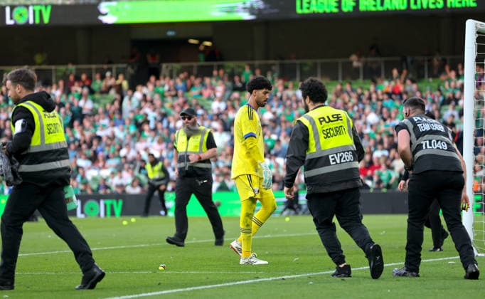 International Friendly, Länderspiel, Nationalmannschaft Aviva Stadium, Dublin 28 5 2026 Republic of Ireland vs Qatar Security staff remove tennis balls that were thrown onto the pitch Security staff remove tennis balls that were thrown onto the pitch 28 5 2026  Copyright: x INPHO RyanxByrnex RB2_8540