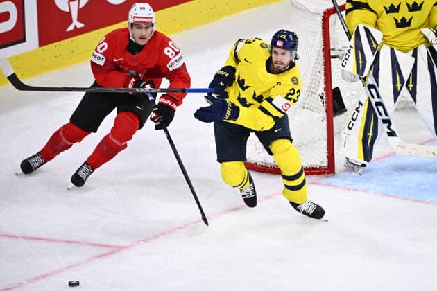ZÜRICH, SCHWEIZ 20260528 Schweiz Nicolas Baechler och Sveriges Oliver Ekman-Larsson under torsdagens kvartsfinal i ishockey-VM mellan Schweiz och Sverige pa Swiss Life Arena i Zürich, Schweiz.