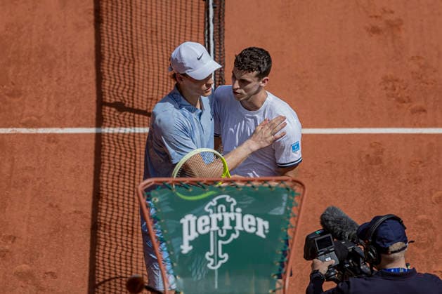 2026 French Open - Day Five Juan Manuel Cerundolo shakes hands with Jannik Sinner after their match at the Roland Garros Grand Slam Tournament on May 28, 2026, in Paris, France. Paris France  Copyright: xRobertxSzaniszlox originalFilename:szaniszlo-notitle260528_np7qh.jpg