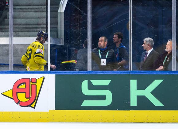 260528 Oliver Ekman-Larsson of Sweden leaves the ice fue to injury during the 2026 IIHF Ice hockey, Eishockey World Championship, WM, Weltmeisterschaft quarterfinal match between Switzerland and Sweden on May 28, 2026 in Zürich. Photo: Jesper Zerman BILDBYRAN kod JZ JZ0733 ishockey ice hockey ishockey-vm 2026 vm 2026 iihf world championship kvartsfinal quarterfinal quarterfinals switzerland schweiz sverige sweden bbeng skada Copyright: JESPERxZERMAN BB260528JZ132
