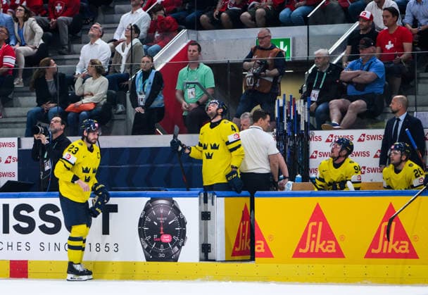 260528 Oliver Ekman-Larsson of Sweden leaves the ice fue to injury during the 2026 IIHF Ice hockey, Eishockey World Championship, WM, Weltmeisterschaft quarterfinal match between Switzerland and Sweden on May 28, 2026 in Zürich. Photo: Jesper Zerman BILDBYRAN kod JZ JZ0733 ishockey ice hockey ishockey-vm 2026 vm 2026 iihf world championship kvartsfinal quarterfinal quarterfinals switzerland schweiz sverige sweden bbeng skada Copyright: JESPERxZERMAN BB260528JZ133