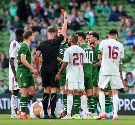 International Friendly, Länderspiel, Nationalmannschaft Aviva Stadium, Dublin 28 5 2026 Republic of Ireland vs Qatar Ireland s Jack Moylan is shown a red card by referee Jamie Robinson Jack Moylan is shown a red card by referee Jamie Robinson 28 5 2026  Copyright: x INPHO RyanxByrnex RB1_8037