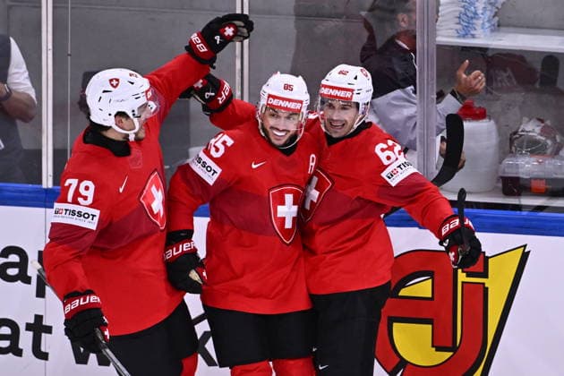 ZÜRICH, SCHWEIZ 20260528 Schweiz Denis Malgin (th) jublar med Calvin Thürkauf och Sven Andrighetto efter sitt 2-1-mal under torsdagens kvartsfinal i ishockey-VM mellan Schweiz och Sverige pa Swiss Life Arena i Zürich, Schweiz.