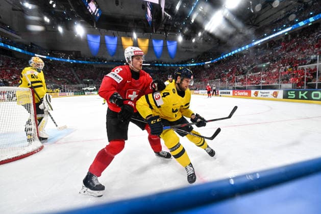 ZURICH, SWITZERLAND - MAY 28: Simon Knak of Switzerland and Jacob Larsson of Sweden in a battle for the puck along the boards during the 2026 IIHF Ice hockey, Eishockey World Championship, WM, Weltmeisterschaft Switzerland game between Switzerland and Sweden at Swiss Life Arena on May 28, 2026 in Zurich, Zurich. Zurich Swiss Life Arena Zurich Switzerland Copyright: xJustPictures.ch AndreaxBrancax jp-en-EuSpIm-JP7_ANB_FinCze_28052026_5624