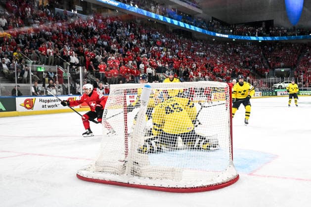 ZURICH, SWITZERLAND - MAY 28: Denis Malgin of Switzerland L) celebrates after scoring a goal against goalkeeper Magnus Hellberg of Sweden during the 2026 IIHF Ice hockey, Eishockey World Championship, WM, Weltmeisterschaft Switzerland game between Switzerland and Sweden at Swiss Life Arena on May 28, 2026 in Zurich, Zurich. Zurich Swiss Life Arena Zurich Switzerland Copyright: xJustPictures.ch AndreaxBrancax jp-en-EuSpIm-JP7_ANB_FinCze_28052026_5757