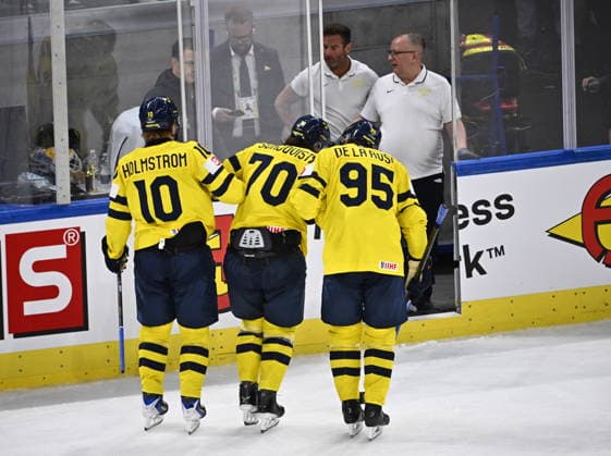 ZÜRICH, SWITZERLAND 20260528 Sweden s Oscar Sundqvist injured after a tackle during Thursday s quarterfinal match of the Ice hockey, Eishockey World Championship, WM, Weltmeisterschaft between Switzerland and Sweden at the Swiss Life Arena in Zurich, Switzerland.