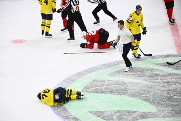 ZÜRICH, SWITZERLAND 20260528 Sweden s Oscar Sundqvist injured after a tackle during Thursday s quarterfinal match of the Ice hockey, Eishockey World Championship, WM, Weltmeisterschaft between Switzerland and Sweden at the Swiss Life Arena in Zurich, Switzerland.