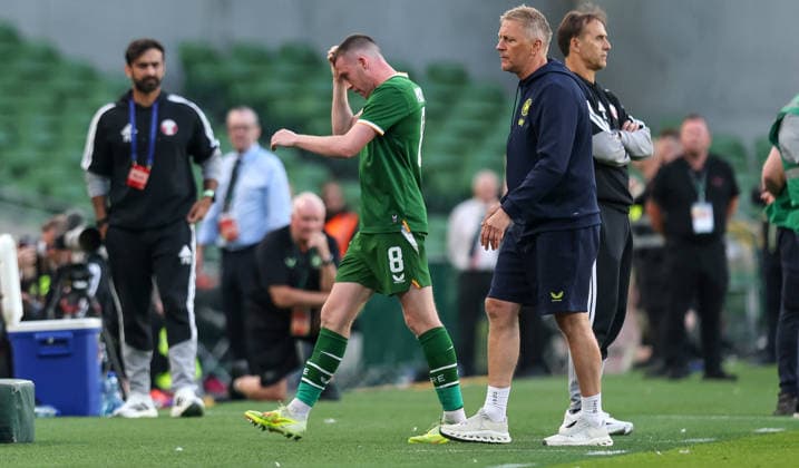International Friendly, Länderspiel, Nationalmannschaft Aviva Stadium, Dublin 28 5 2026 Republic of Ireland vs Qatar Ireland head coach Heimir Hallgrimsson consoles Jack Moylan after he received a red card Heimir Hallgrimsson consoles Jack Moylan after he received a red card 28 5 2026  Copyright: x INPHO RyanxByrnex RB1_8409