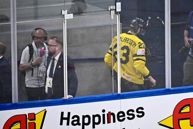 ZURICH, SWITZERLAND 20260528 Switzerland s Nicolas Baechler and Sweden s Oliver Ekman-Larsson during Thursday s quarterfinal match of the Ice hockey, Eishockey World Championship, WM, Weltmeisterschaft between Switzerland and Sweden at the Swiss Life Arena in Zurich, Switzerland.