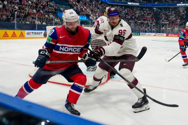 FRIBOURG, SWITZERLAND - MAY 28: Emilio Pettersen of Norway L) against Oskars Batna of Latvia R) during the 2026 IIHF Ice hockey, Eishockey World Championship, WM, Weltmeisterschaft Switzerland game between Norway and Latvia at BCF Arena on May 28, 2026 in Fribourg, Fribourg. Fribourg BCF Arena Fribourg Switzerland Copyright: xJustPictures.ch JarixPestelaccix jp-en-EuSpIm-JP6_JAR_Norway_Latvia_28May2026_00062