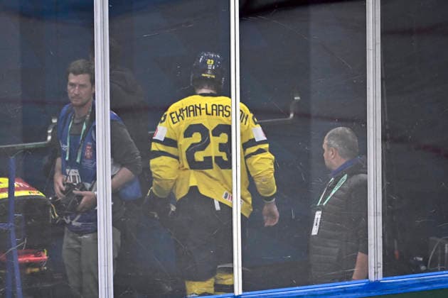 ZURICH, SWITZERLAND 20260528 Switzerland s Nicolas Baechler and Sweden s Oliver Ekman-Larsson during Thursday s quarterfinal match of the Ice hockey, Eishockey World Championship, WM, Weltmeisterschaft between Switzerland and Sweden at the Swiss Life Arena in Zurich, Switzerland.