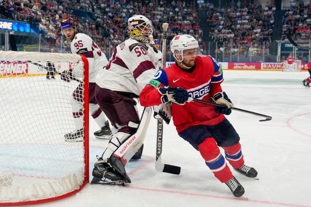 FRIBOURG, SWITZERLAND - MAY 28: Emilio Pettersen of Norway R) in action during the 2026 IIHF Ice hockey, Eishockey World Championship, WM, Weltmeisterschaft Switzerland game between Norway and Latvia at BCF Arena on May 28, 2026 in Fribourg, Fribourg. Fribourg BCF Arena Fribourg Switzerland Copyright: xJustPictures.ch JarixPestelaccix jp-en-EuSpIm-JP6_JAR_Norway_Latvia_28May2026_00065